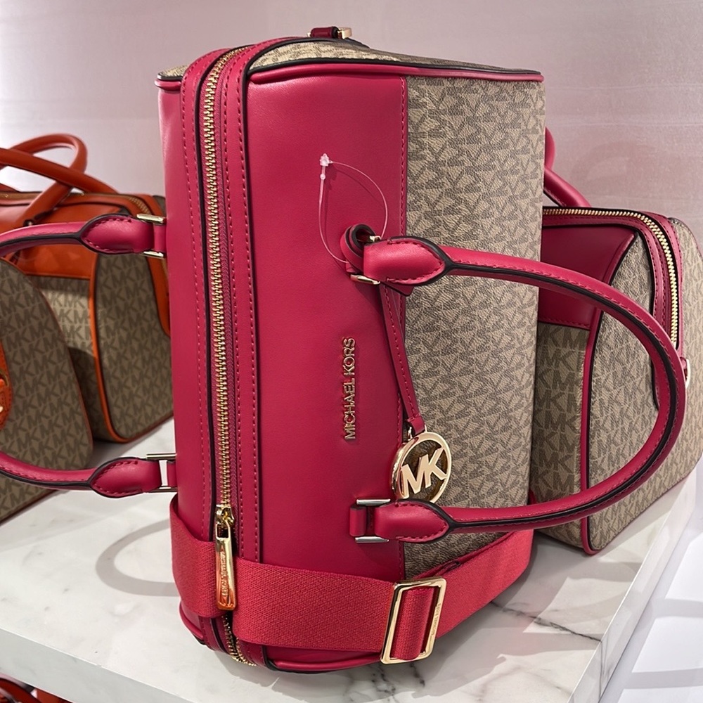 Michael Kors med Duffel Travel - Leather/Coated
Carmine Pink
MD DUFFLES
NWT - Picture 10 of 16